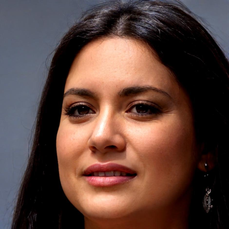 Miembro del equipo de Faveron Famotex trabajando en proyectos creativos